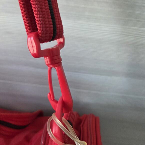 Wilson Red Tour Duffle 19" Bag Vintage 90s - 1 Outside Zip Double Handle & Strap - Picture 10 of 16